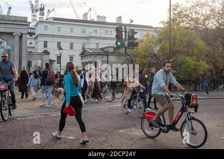 November 2020. London, Großbritannien Besucher genießen die Sonne an einem Sonntagnachmittag im Hyde Park während der zweiten Covid-19-Sperre. Foto von Ray Tang. Stockfoto