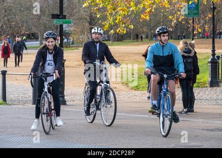November 2020. Fahrradfahrer in London genießen an einem Sonntagnachmittag im Hyde Park während der zweiten Covid-19-Sperre die Sonne. Foto von Ray Tang. Stockfoto