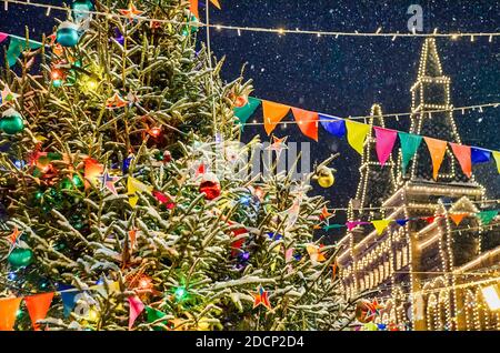 Weihnachtsbaum mit Dekorationen in der Nacht in Moskau Straße Stockfoto