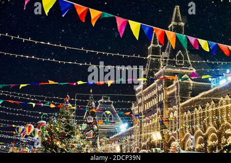 Weihnachtsdekoration und festliche Girlanden auf dem Roten Platz, Moskau Stockfoto