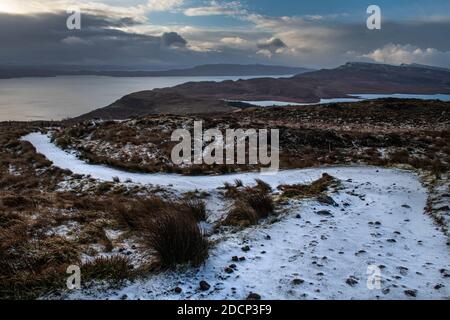 Ein Blick vom Old man of Storr auf die Isle of Skye in schönen, dramatischen Schneeverhältnissen aus einem alternativen Blickwinkel (nicht vom üblichen Aussichtspunkt) Stockfoto