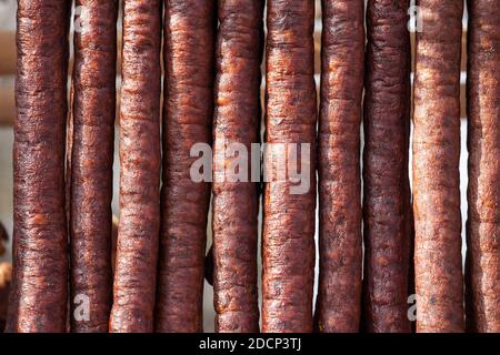 Serbische Kulen Kobasica Wurst, handgefertigt, Aufhängen und Trocknen im Land von Serbien. Kulen ist eine traditionelle Wurst aus Schweinefleisch, trocknen und aushärten, von Cro Stockfoto