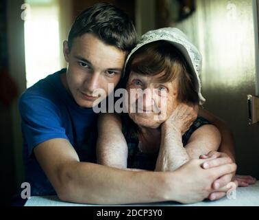 Porträt einer alten Großmutter und ihres Enkels. Stockfoto
