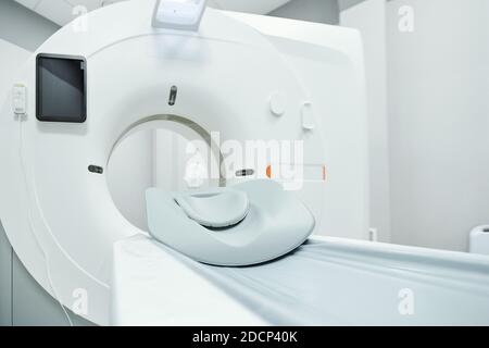 Couchette für Patienten, Bildschirm und andere Teile der großen Ultra-Sound-Maschine Stockfoto