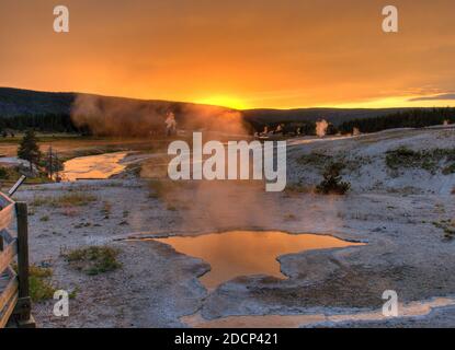 Blue Star Spring Im Upper Geyser Basin Yellowstone National Park Schimmern bei Sonnenuntergang an EINEM sonnigen Sommertag mit EINEM Klarer blauer Himmel und EIN paar Wolken Stockfoto