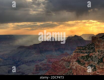 Blick Auf Den Sonnenuntergang Am Cape Royal Grand Canyon National Park North Rim an EINEM heißen sonnigen Sommertag mit Ein klarer blauer Himmel und EIN paar Wolken Stockfoto