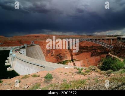 Glen Canyon Dam Und Glen Canyon Dam Bridge Colorado River an EINEM heißen sonnigen Sommertag mit EINEM Gewitter Nähert Sich Stockfoto