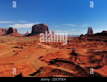 Blick von John Ford's Point auf die Merrick Butte in Das Monument Valley Arizona am Morgen auf EINEM sonnigen Sommertag mit EINEM klaren blauen Himmel Stockfoto