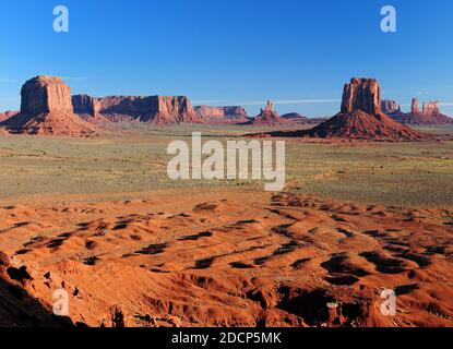 Blick vom Artist Point auf die Merrick Butte, Sentinel Mesa und East Mitten Butte im Monument Valley Arizona am Morgen auf EINEM sonnigen Sommer D Stockfoto