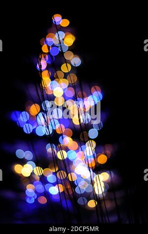 Unschärfende Ansicht des weihnachtsbaums Stockfoto