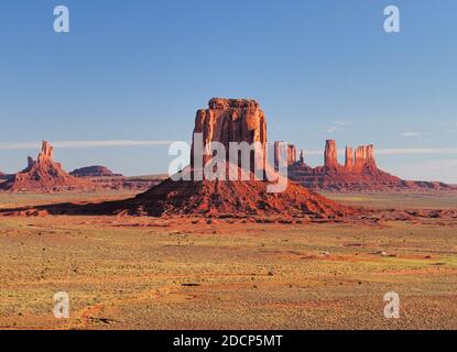 Blick Vom Artist Point Auf Die East Mitten Butte Im Monument Valley Arizona am Morgen auf EINEM Sonniger Sommertag mit KLAREM blauen Himmel Stockfoto