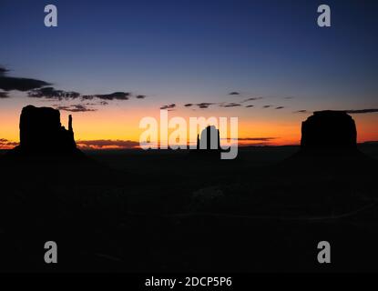 Blick auf die East Mitten Butte, Merrick Butte und West Mitten Butte im Monument Valley Arizona am Morgen vor Sonnenaufgang an EINEM sonnigen Sommertag Stockfoto