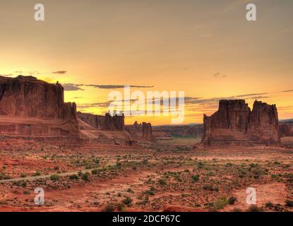 Blick auf den Sonnenuntergang bei den drei Klatsch, Sheep Rock, Turm von Babel und dem Organic von Courthose Towers Aussichtspunkt Arches National Park Utah auf EINER Sonne Stockfoto