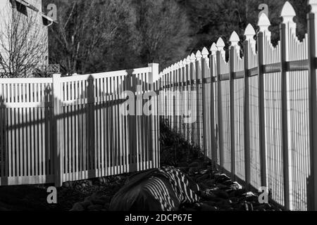 Schwarz-Weiß-Ansicht der weißen Vinyl-Pfostenstil Zaun und Schatten; Salida; Colorado; USA Stockfoto