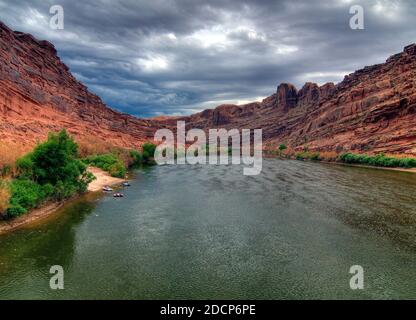 Blick auf den Colorado River in der Nähe von Moab Utah auf EINEM sonnigen Sommertag mit EINEM klaren blauen Himmel und etwas dunkel Wolken Stockfoto