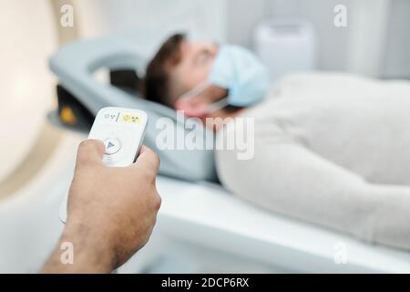 Hand des männlichen Berührungstaste auf dem Bedienfeld im Stehen Vor dem Patienten Stockfoto