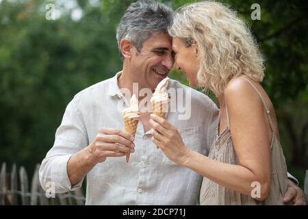 Portrait eines glücklichen reifen Paares, das ein Eis isst Stockfoto