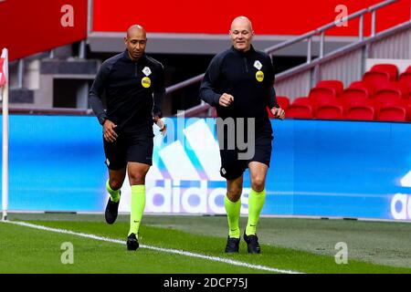 AMSTERDAM, NIEDERLANDE - NOVEMBER 22: Assistenzschiedsrichter Nicky Siebert, Assistenzschiedsrichter Peter Janson beim Aufwärmen vor dem niederländischen Eredivisie-Spiel zwischen Ajax und Heracles Almelo in der Johan Cruijff Arena am 22. november 2020 in Amsterdam, Niederlande (Foto: Marcel ter Bals/Orange Pictures) Stockfoto