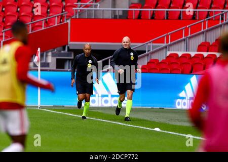 AMSTERDAM, NIEDERLANDE - NOVEMBER 22: Assistenzschiedsrichter Nicky Siebert, Assistenzschiedsrichter Peter Janson beim Aufwärmen vor dem niederländischen Eredivisie-Spiel zwischen Ajax und Heracles Almelo in der Johan Cruijff Arena am 22. november 2020 in Amsterdam, Niederlande (Foto: Marcel ter Bals/Orange Pictures) Stockfoto