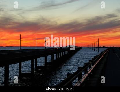 Farbenfroher Sonnenuntergang Auf Dem Weg Nach Key West Bei Seven Mile Bridge an EINEM sonnigen Herbsttag mit EINEM klaren Blauer Himmel und EIN paar Wolken Stockfoto