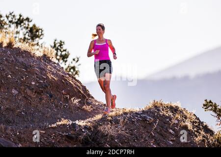 Attraktive fidige Frau auf Bergpfaden; Salida; Colorado; USA Stockfoto