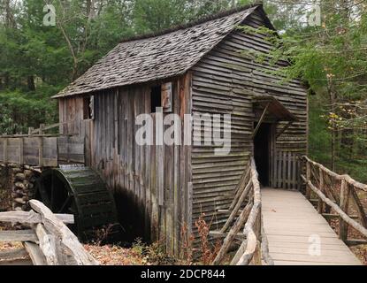 Alte Wassermühle Kabelmühle Mit Paddle Wheel In Cherokee Orchard Road im Great Smoky Mountains National Park auf EINEM Wolkiger Herbsttag Stockfoto