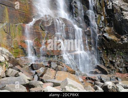 Lange Zeit Exposition Von Fließendem Wasser Bei Hickory Nut Falls Im Chimney Rock State Park North Carolina auf EINEM Wolkig Herbsttag Stockfoto