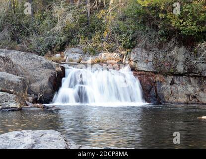 Langzeitbelichtung Von Fließendem Wasser Des Linville Twin Upper Falls am Blue Ridge Parkway North Carolina auf EINER Wolkiger Herbsttag Stockfoto