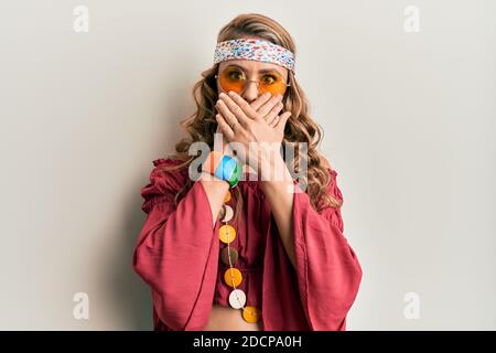 Junge blonde Mädchen tragen Bohemian und Hippie-Stil schockiert Abdeckung Mund mit Händen für Fehler. Secret Konzept. Stockfoto