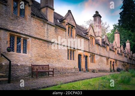 Ein historisches architektonisches Juwel, die Helyar Almshouses, gebaut aus lokalem Ham-Stein in 1640-60, im Dorf von East Coker, Somerset, England. Stockfoto