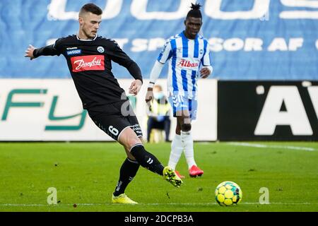 Odense, Dänemark. November 2020. Philipp Schmiedl (6) von Sonderjyske beim 3F Superliga-Spiel zwischen Odense Boldklub und Sonderjyske im Naturpark Odense. (Foto Kredit: Gonzales Foto/Alamy Live News Stockfoto