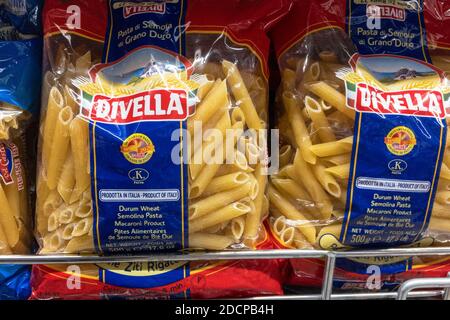BELGRAD, SERBIEN - 27. OKTOBER 2020: Divella Logo vor Pasta-Pakete zum Verkauf, Penne rigate. Divella ist eine italienische Marke für Pasta und anderen Weizen Stockfoto