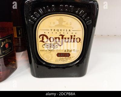 BELGRAD, SERBIEN - 1. NOVEMBER 2020: Tequila Don Julio Logo auf einer ihrer Flaschen. Don Julio ist eine mexikanische Marke von Tequila und anderen mexikanischen Alkoholen Stockfoto