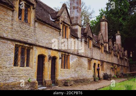 Ein historisches architektonisches Juwel, die Helyar Almshouses, gebaut aus lokalem Ham-Stein in 1640-60, im Dorf von East Coker, Somerset, England. Stockfoto