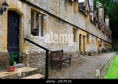 Ein historisches architektonisches Juwel, die Helyar Almshouses, gebaut aus lokalem Ham-Stein in 1640-60, im Dorf von East Coker, Somerset, England. Stockfoto