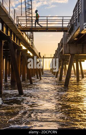 Pier-Rekonstruktion nach Hurrikan-Schäden am Jacksonville Beach Pier im Nordosten Floridas. (USA) Stockfoto