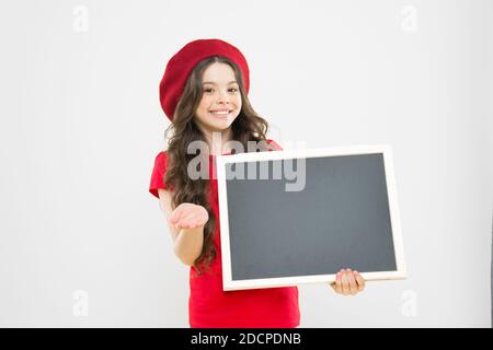 Verkauf und Rabatt. Kind promo Information Board. Für Informationen. Mädchen Halten leere Tafel Tafel. Werbung kopieren. Überprüfen Sie die Liste Konzept. Schule Informationen. Informieren Sie. Stockfoto