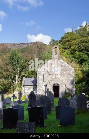 ARTHOG, WALES - 1. OKTOBER 2020: St. Catherine Church in Athog, Gwynedd, Wales, und der Friedhof an einem Herbstnachmittag Stockfoto