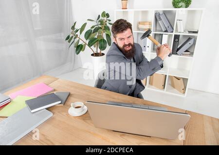 Softwarelizenzvertrag. Langsame Internetverbindung. Veraltete Software. Computerverzögerung. Nachlagesystem. Hasse Büroalltag. Mann bärtigen Crush Computer. Laptop zerstören. Hasserfüllter Job. Ungültiger Computer. Stockfoto