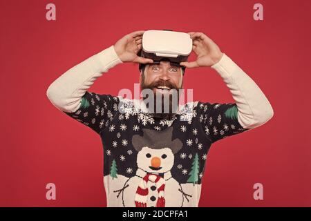 Online Kommunikation. Videoanruf. Bärtige hipster Spiel Vr. Frohes neues Jahr. Cyber Games. Virtuelle Gemeinschaft. Zukünftige Technologien. Virtuelle leben. Mann feiern virtuelle Weihnachten Wirklichkeit gerät. Stockfoto