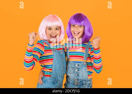 Anime Fan. Animation Stil aus bunten Grafiken lebendige Zeichen phantastische Themen. Anime Convention. Gerne kleine Mädchen. Fröhliche Freunde in bunten Perücken. Anime Cosplay party Konzept. Stockfoto