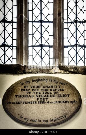 Bleiglasfenster über einer Gedenktafel aus Granit für den Dichter TS Eliot in der St. Michael's and All Angeles Church in East Coker, Somerset, Stockfoto