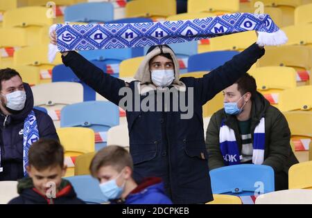 KIEW, UKRAINE - 20. OKTOBER 2020: Die Fans von Dynamo Kiew zeigen ihre Unterstützung beim UEFA Champions League Spiel gegen Juventus im NSC Olimpiyskyi Stadion in Kiew, Ukraine Stockfoto