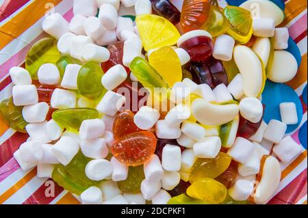 Gemischte Marshmallow Bonbons mit Zucker, Bananengelee Bonbons, Hintergrund mit Süßigkeiten, Marshmallow Figur, Gelee Ringe Stockfoto