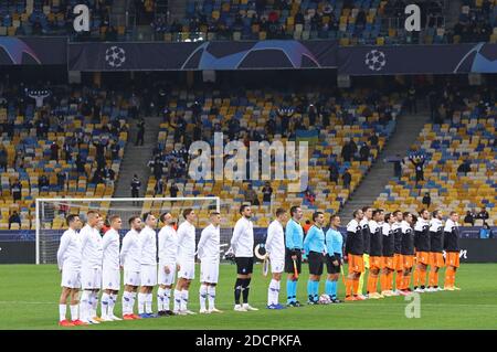 KIEW, UKRAINE - 20. OKTOBER 2020: Die Spieler von Dynamo Kiew und Juventus standen vor ihrem UEFA Champions League-Spiel im NSC Olimpiyskyi-Stadion in Kiew, Ukraine, auf dem Spielfeld Stockfoto