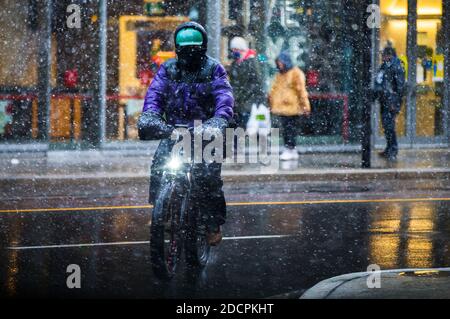 Toronto, Kanada. November 2020. Ein Mann mit Gesichtsbedeckung fährt am 22. November 2020 auf einer Straße in Toronto, Kanada, mit dem Fahrrad. Laut CTV meldete Kanada am Sonntagabend insgesamt 330,503 Fälle und 11,455 Todesfälle. Quelle: Zou Zheng/Xinhua/Alamy Live News Stockfoto