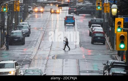 Toronto, Kanada. November 2020. Ein Mann mit Gesichtsmaske überquert am 22. November 2020 eine Straße in Toronto, Kanada. Laut CTV meldete Kanada am Sonntagabend insgesamt 330,503 Fälle und 11,455 Todesfälle. Quelle: Zou Zheng/Xinhua/Alamy Live News Stockfoto