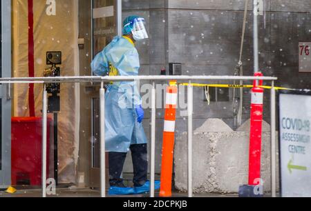 Toronto, Kanada. November 2020. Ein Sicherheitsbeauftragter mit Schutzkleidung hält am 22. November 2020 eine Tür in einem COVID-19-Beurteilungszentrum in Toronto, Kanada, offen. Laut CTV meldete Kanada am Sonntagabend insgesamt 330,503 Fälle und 11,455 Todesfälle. Quelle: Zou Zheng/Xinhua/Alamy Live News Stockfoto