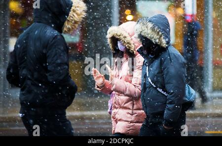 Toronto, Kanada. November 2020. Menschen mit Gesichtsbedeckungen gehen am 22. November 2020 auf einer Straße in Toronto, Kanada. Laut CTV meldete Kanada am Sonntagabend insgesamt 330,503 Fälle und 11,455 Todesfälle. Quelle: Zou Zheng/Xinhua/Alamy Live News Stockfoto