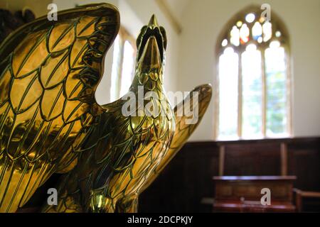 Nahaufnahme des Brass Eagle Lectern, das 1898 für das Diamantenjubiläum in der St. Michael & All Angels' Church, East Coker, England, eingeweiht wurde Stockfoto